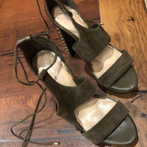 Gianni Bini wrap up block heel open toe sandal size 8.5